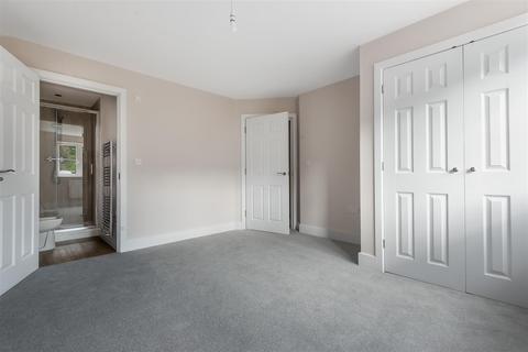 Flat 3, 12 Kings Road, Haslemere, GU27 2QA