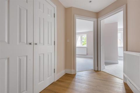 Flat 3, 12 Kings Road, Haslemere, GU27 2QA