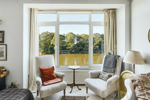 9 Magnolia Wharf, London, W4 3NY