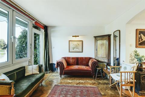 9 Magnolia Wharf, London, W4 3NY
