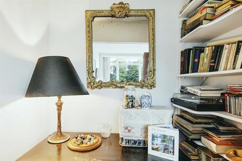 9 Magnolia Wharf, London, W4 3NY
