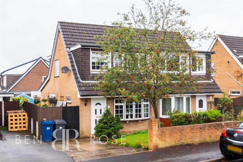 Larchwood Crescent, Leyland 3 bed semidetached house £150,000