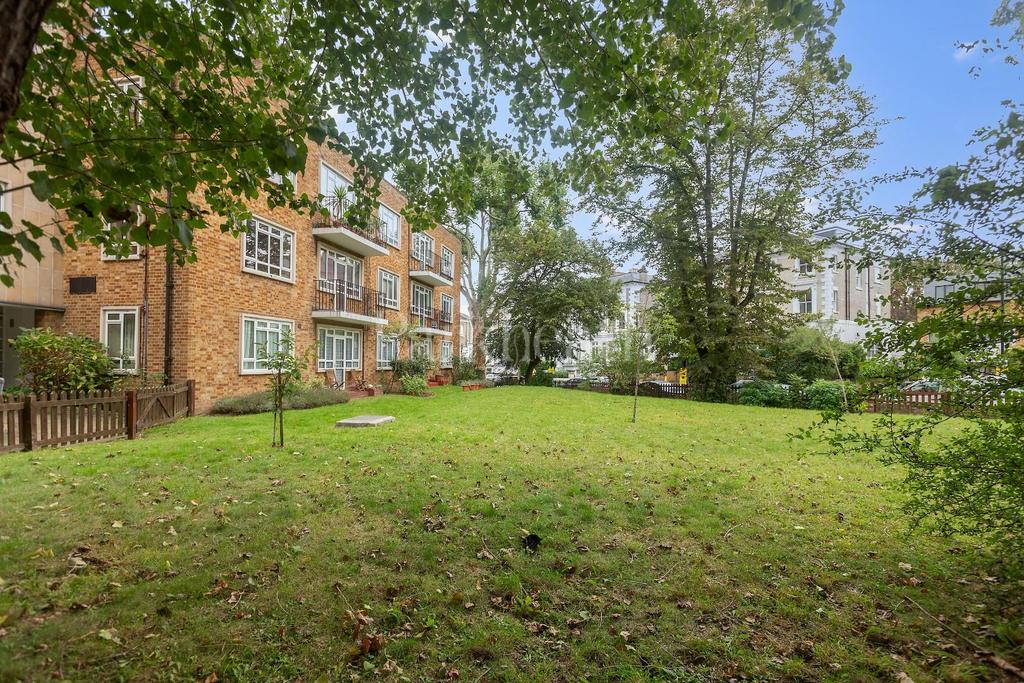 Lawn Road, Belsize Park NW3 2 bed flat £2,000 pcm (£462 pw)