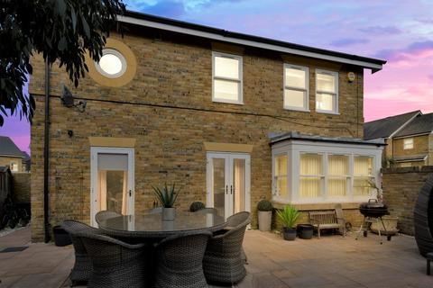 32 Horseshoe Crescent, Shoeburyness, Southend-on-sea, SS3 9WL