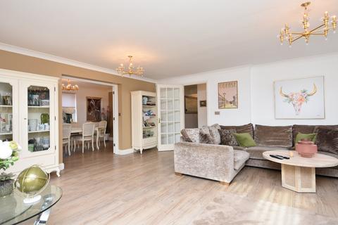 32 Horseshoe Crescent, Shoeburyness, Southend-on-sea, SS3 9WL