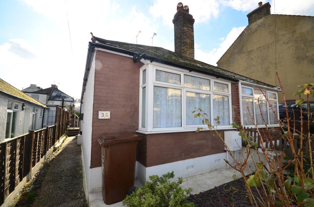 Hamilton Road Gillingham ME7 2 bed semidetached bungalow £850 pcm (£