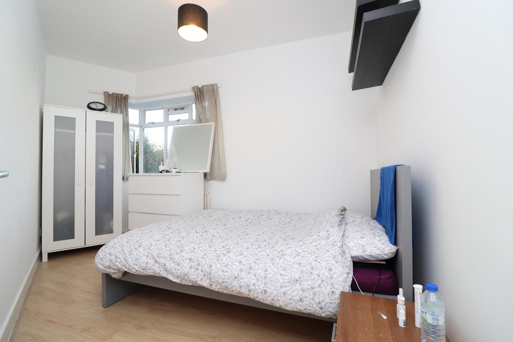 Padstow House, Three Colts Street, London E14 1 bed in a flat share £