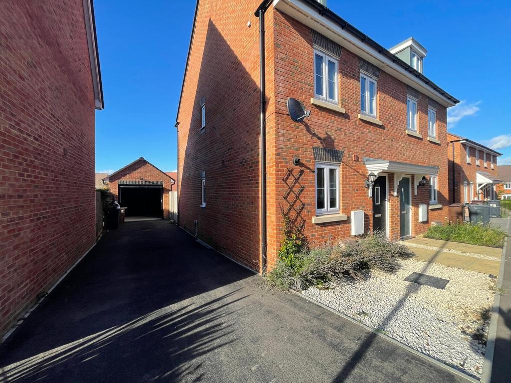 Errington Road, Andover, Hampshire, SP11 3 bed semidetached house £
