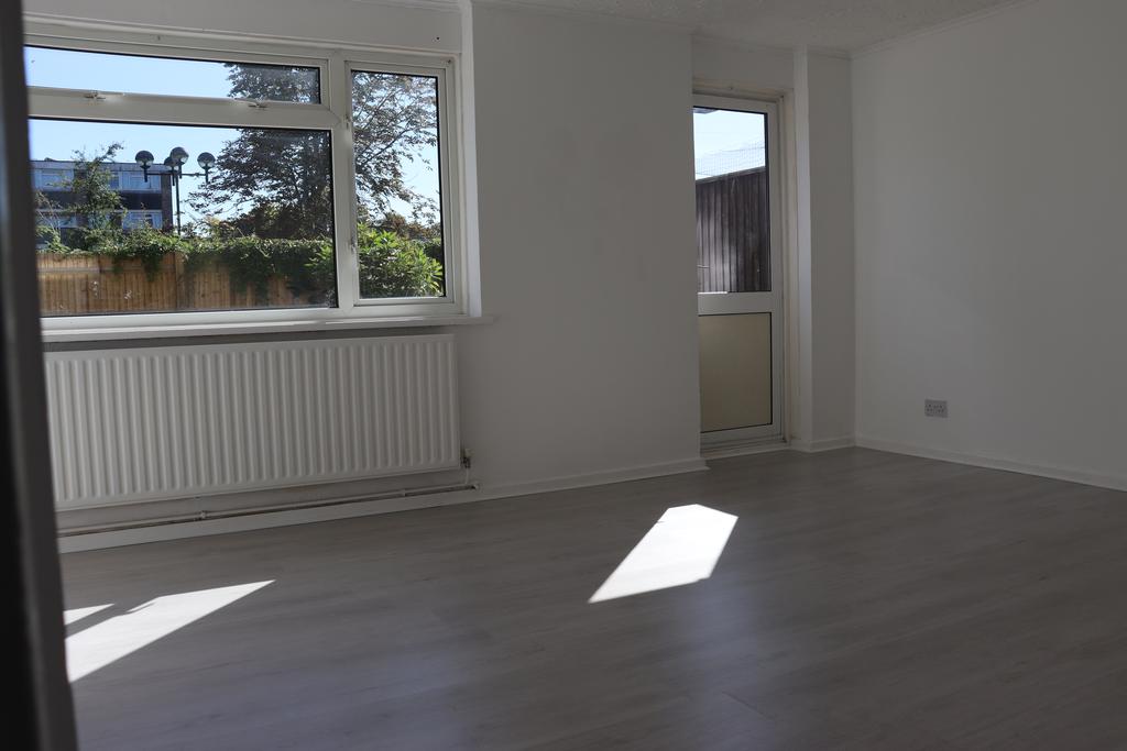 Courtenay Road, Woking GU21 3 bed £1,400 pcm (£323 pw)