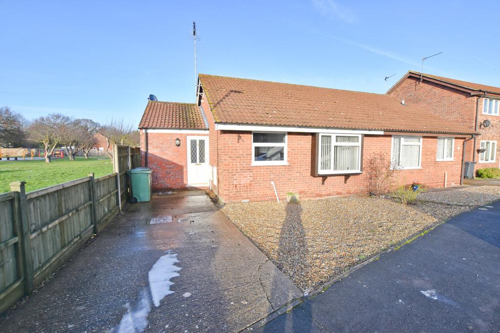 Hadfield Road, North Walsham 3 bed semidetached bungalow £850 pcm (£