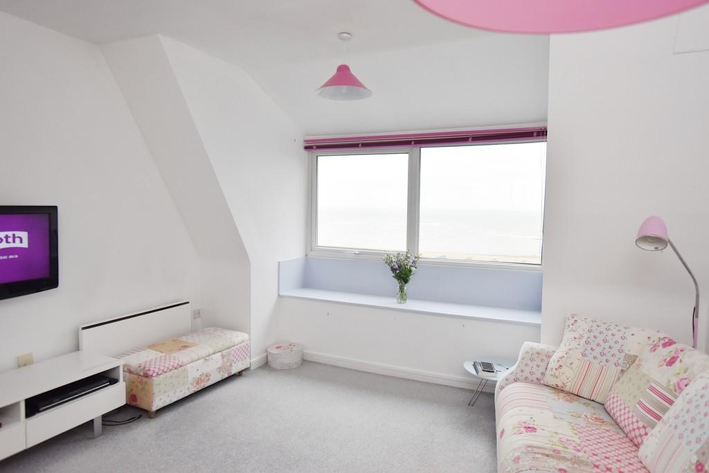 Seaview Avenue, West Mersea, Colchester 2 bed apartment £200,000