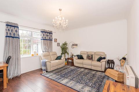 2 bedroom flat for sale - Burgh Heath Road, Epsom