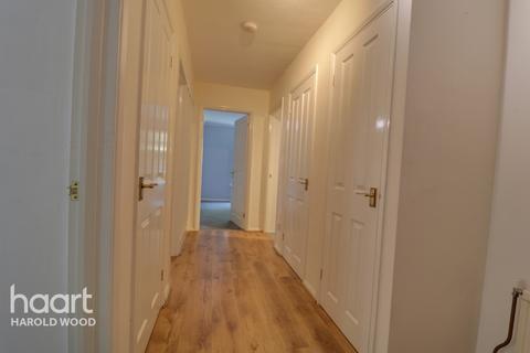 54 Sunnydene Close, Romford, RM3 0TL