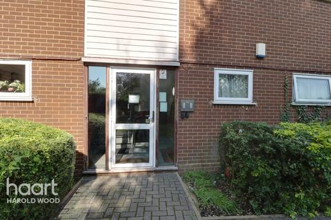 54 Sunnydene Close, Romford, RM3 0TL