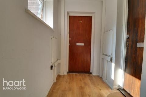 54 Sunnydene Close, Romford, RM3 0TL