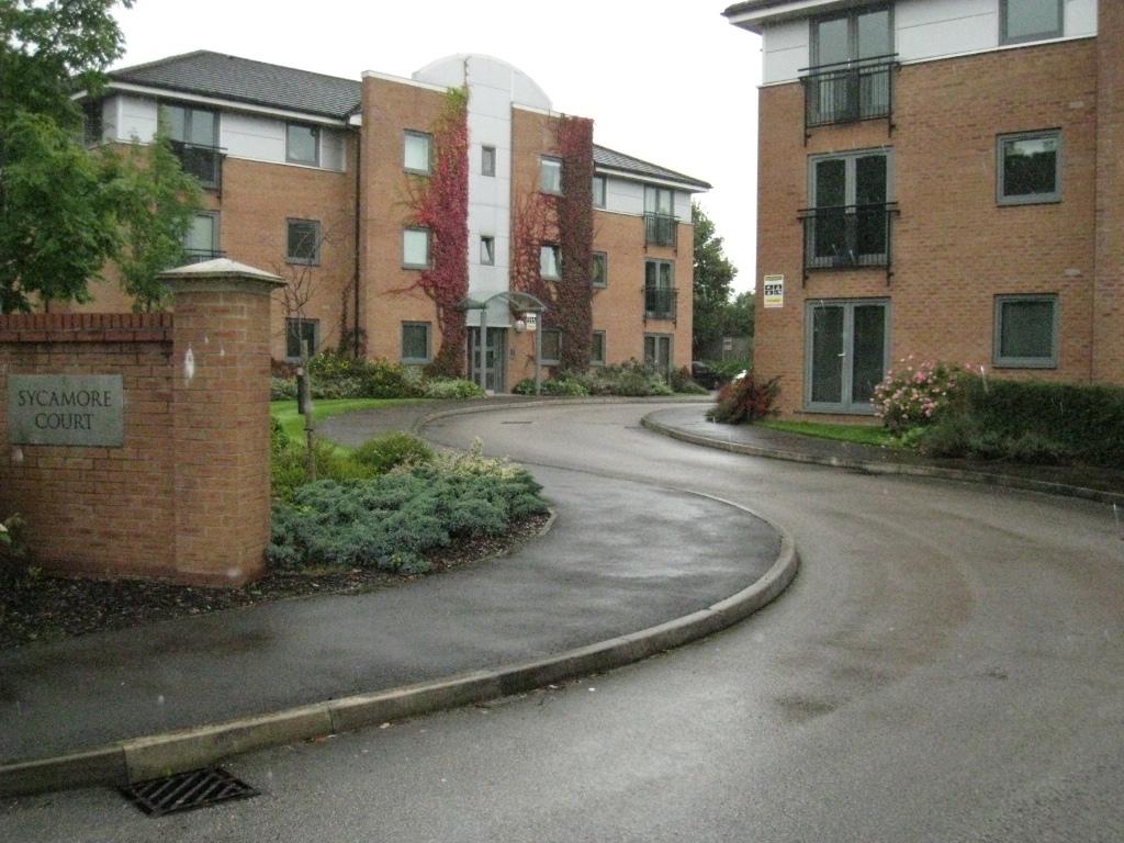 Sycamore Court, Carrington Lane, Sale, M33 2 bed flat £750 pcm (£173 pw)