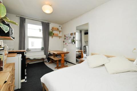 Studio to rent, Stoke Newington Road, Stoke Newington