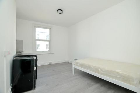 Studio to rent, Stoke Newington Road, Stoke Newington