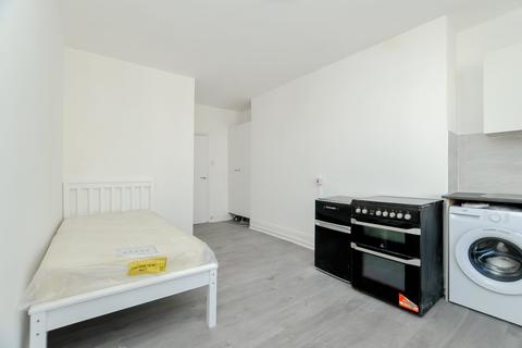 Studio to rent, Stoke Newington Road, Stoke Newington