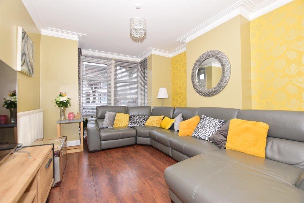 Rock Avenue Gillingham ME7 3 bed terraced house £1,200 pcm (£277 pw)