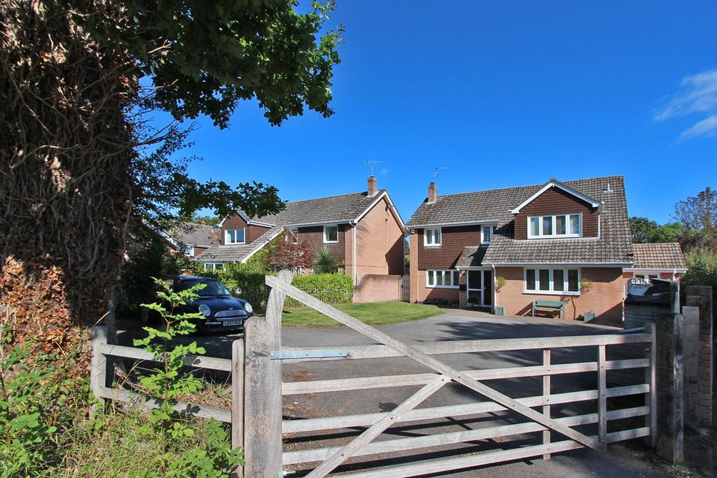 New Forest Drive, Brockenhurst, SO42 4 bed detached house £965,000