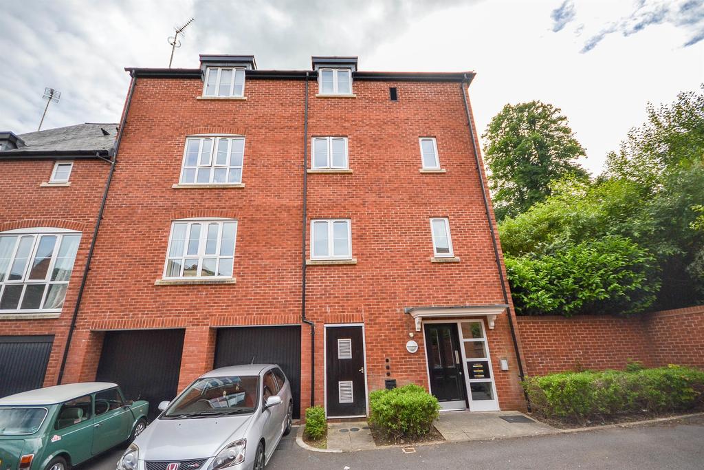 Road, Dursley, GL11 4GB 2 bed apartment £149,950