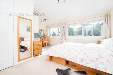 8 Elmcroft Close, London, W5 2HQ