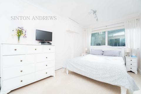 8 Elmcroft Close, London, W5 2HQ