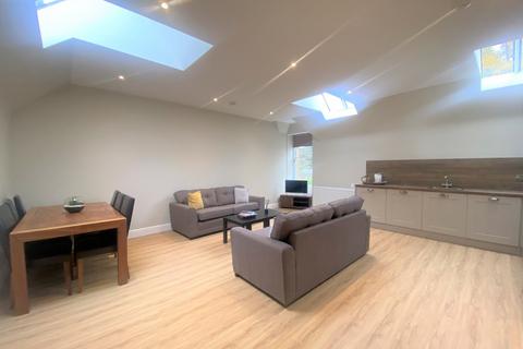 5 bedroom semi-detached house to rent, Kingston Avenue, Liberton, Edinburgh, EH16