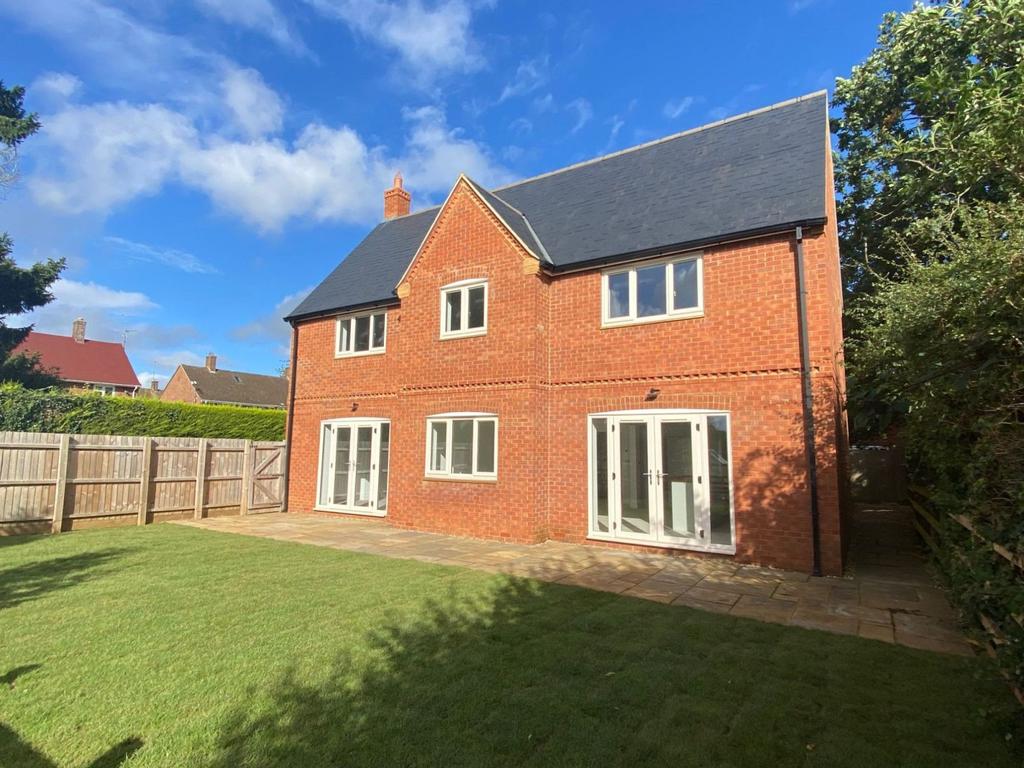 The Hollow, Ravensthorpe, Northampton NN6 8EN 4 bed detached house £