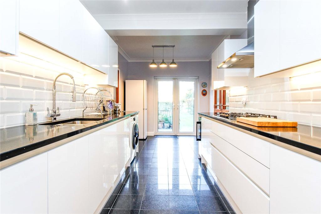 Hamilton Gardens, Hockley, SS5 5 bed detached house £680,000