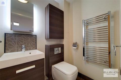 2 bedroom apartment to rent, The Green, Southall, UB2