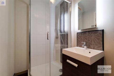 2 bedroom apartment to rent, The Green, Southall, UB2