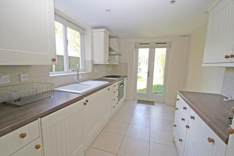 2 bedroom house to rent - Springfield Lane, Weybridge £1950pcm 2 Bedroom Cottage Available 1st February