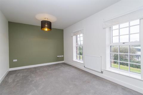 46 Tarka Way, Crediton, EX17 3FG