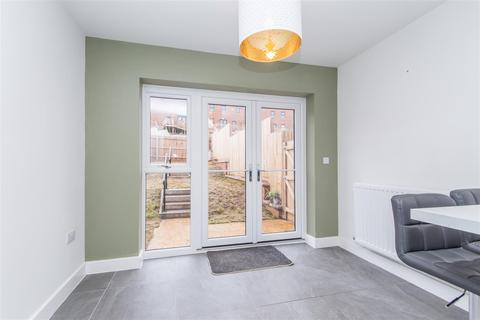 46 Tarka Way, Crediton, EX17 3FG