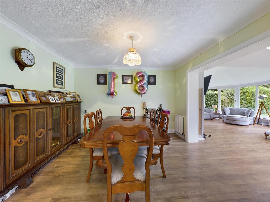 Dining room: