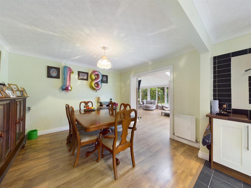 Dining room: