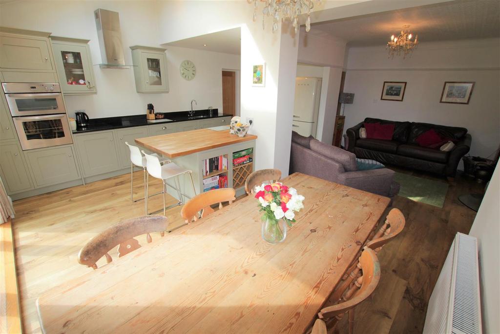 Mitton Road, Whalley, Clitheroe 4 bed semidetached house £440,000