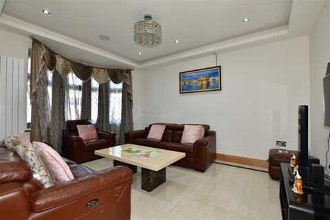 5 bedroom end of terrace house for sale - Clifford Avenue, Clayhall, Ilford, Essex