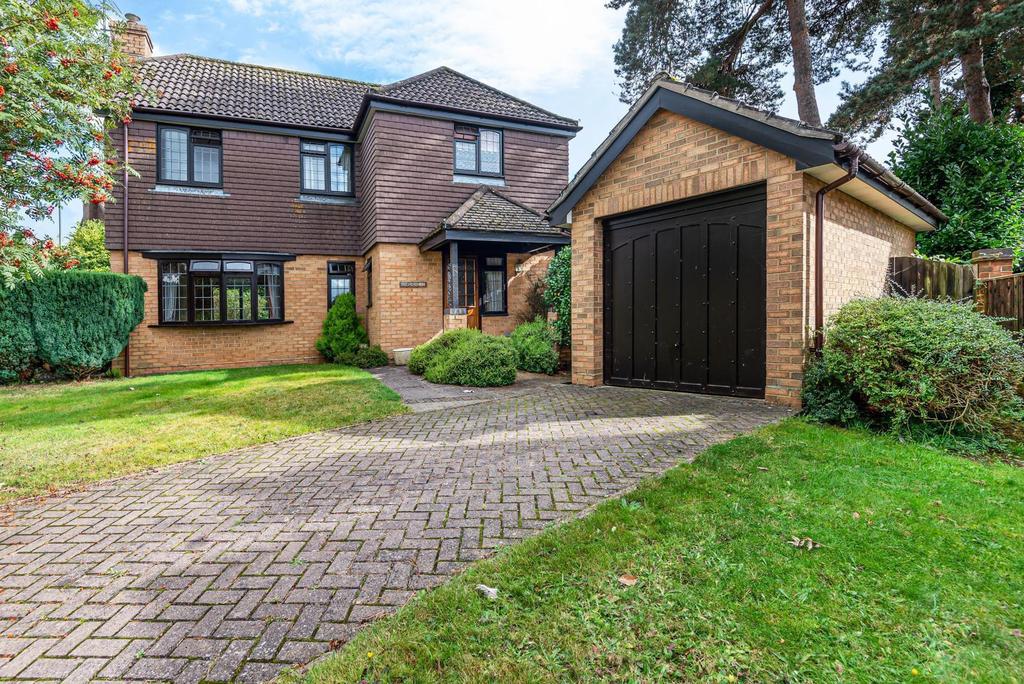 Fox Dene, Godalming, GU7 3 bed detached house £675,000