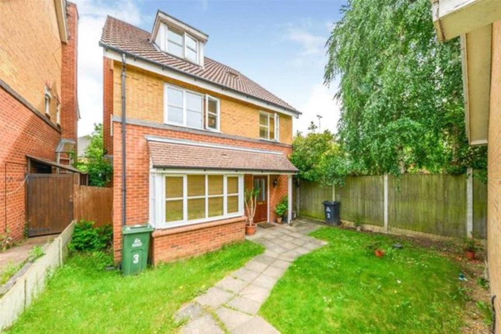 Ellis Close,Hoddesdon 5 bed detached house £495,000