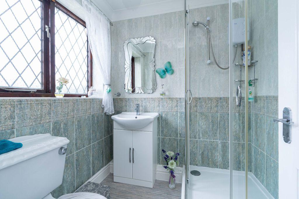 Ensuite to Bed 1