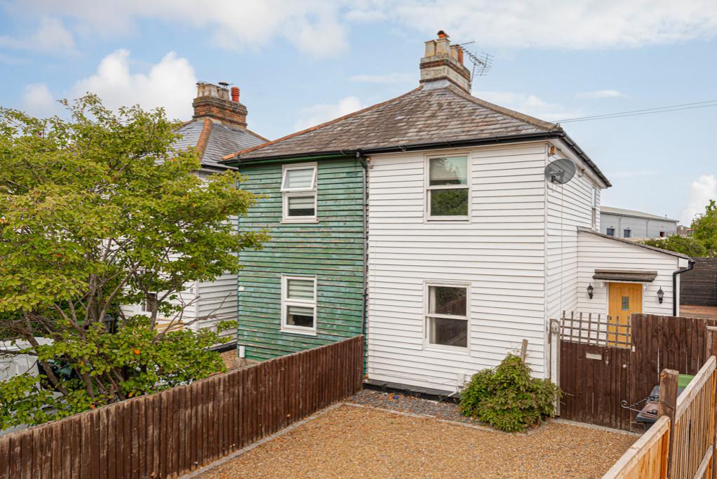 Leatherhead 2 bed semidetached house £400,000