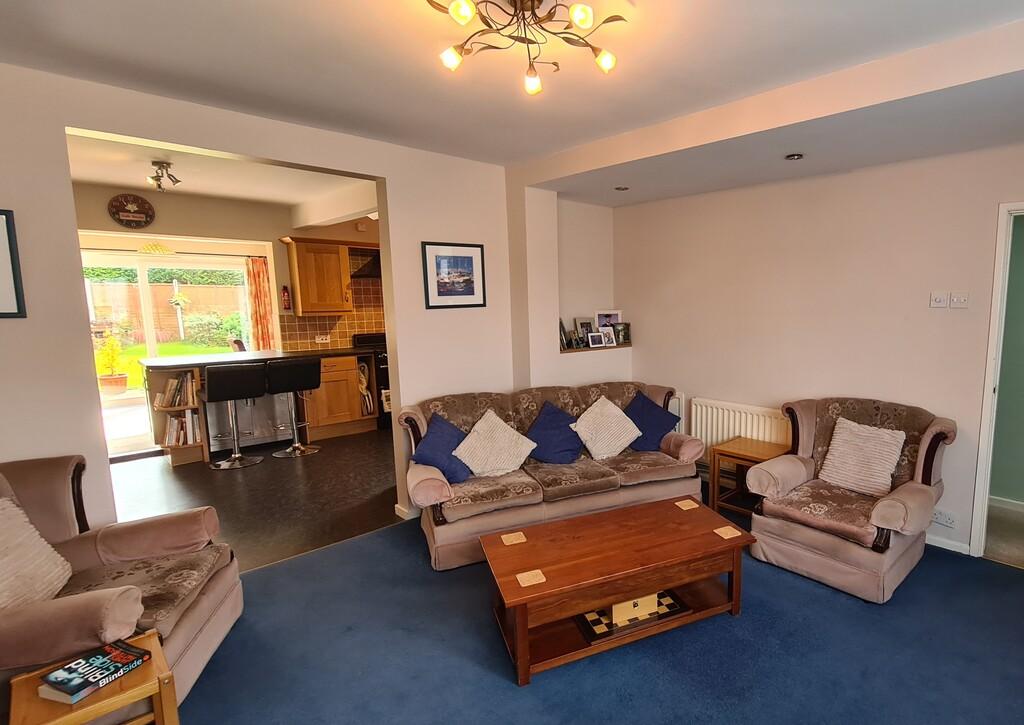Barnsfield Crescent, Totton SO40 3 bed semidetached house £375,000