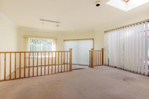 12a Stanley Avenue, Beckenham, BR3 6PX