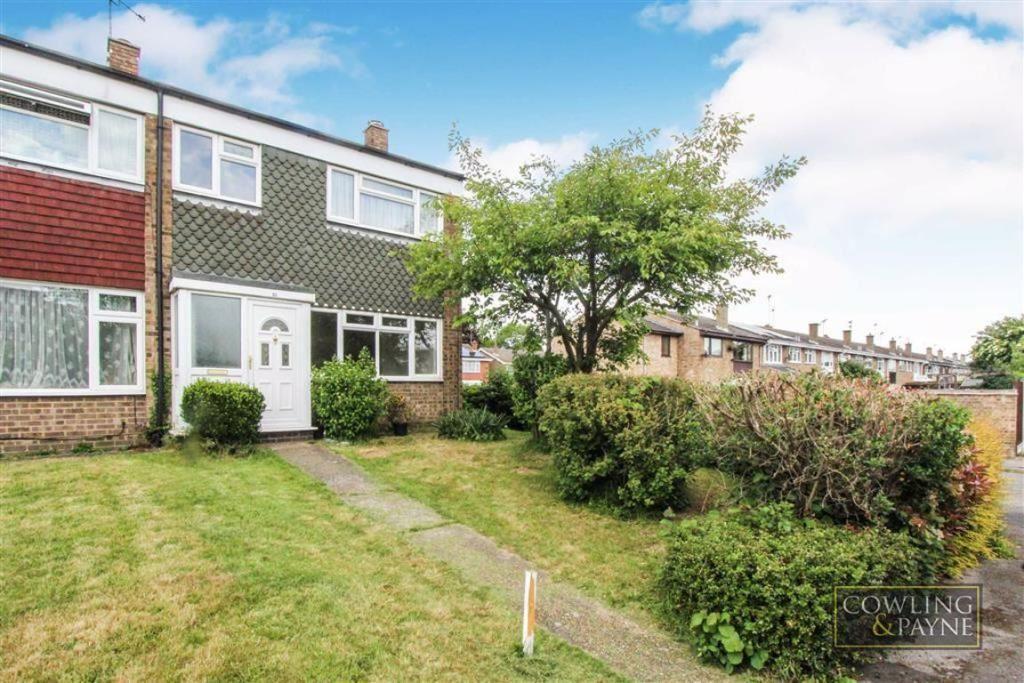 Goodmayes Walk, Essex, Wickford... 3 bed terraced house £310,000