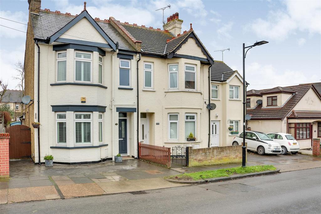 St. Clements Avenue, Leighonsea, SS9 3 bed semidetached house £550,000