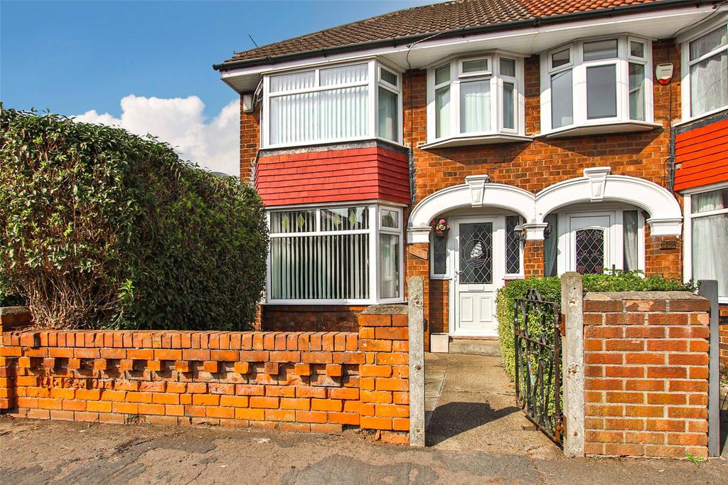 Barrington Avenue, Hull, HU5 3 bed end of terrace house £150,000