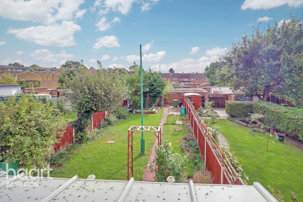 Pin Mill, Basildon 3 bed terraced house £275,000